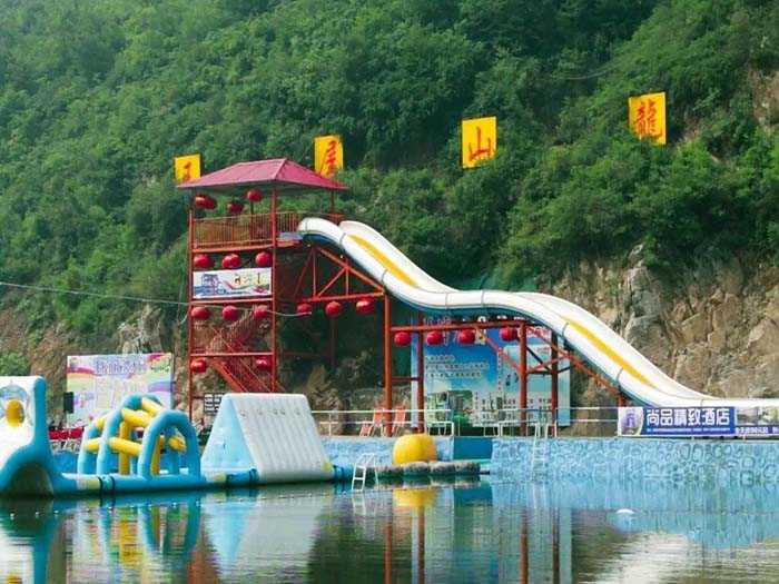 仅需59.9，即可享受市场价76元的【济源市】王屋山龙潭水园水上乐园双人门票一张，水上乐园四面青山，包含：保险、淋浴、储物柜。