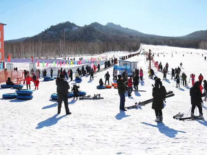 仅68元，享原价98元的【伊春】九峰山滑雪场平日票一张，九峰山滑雪场建造的冰湖场地，适合团体竞技，还有“老司机”驾驶着冰爬犁来回穿梭，让游客在这最传统的运动项目里与冰雪亲密接触。