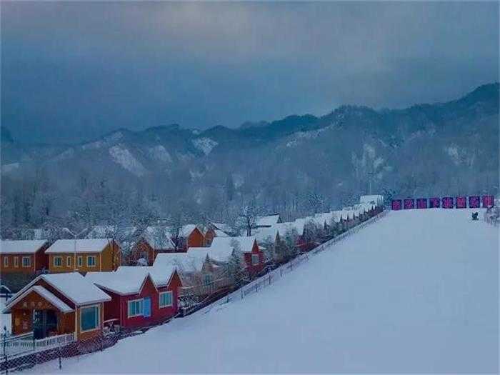 仅需99元，即可享受原价158元【洛阳市】白云山下冰雪乐园平日住宿券，包含：赠送两张全天滑雪票。