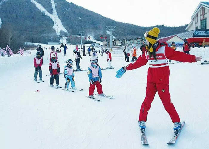 仅380元，享原价680元的【哈尔滨】亚布力新濠阳光滑雪场初级滑雪3小时（含雪具）+（三锅盔高山缆车观光  世界第一滑道套票）亚布力南站接送，为滑雪者营造舒适、快乐的优质滑雪体验
