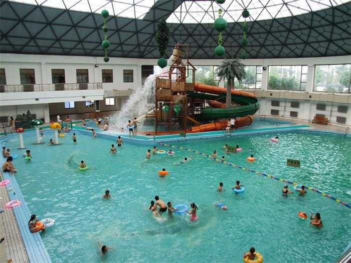 仅需27元，既享原价30元的【三门峡市】轩瑞温泉水上乐园成人票一张；含：大型游泳池+大型滑梯+提供淋浴+柜子；