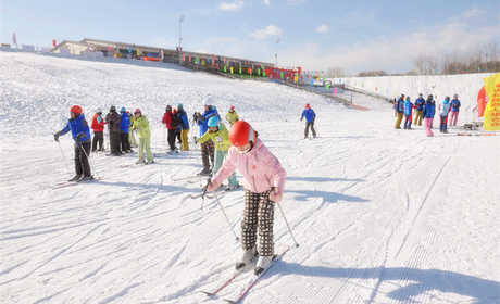 仅119.9元享价值280元【大兴区】北京雪都滑雪场春节4小时滑雪票一张。包含：4小时滑雪+雪鞋+雪板+雪杖+魔毯。极地冰面区设有冰炫陀螺，野趣小冰车，冰上悠波球等欢乐项目，定会让游客不虚此行。