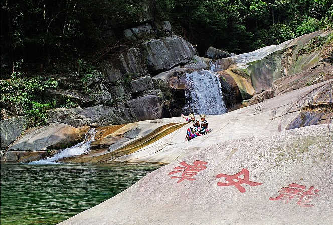 仅45元！即可享受最高价值50元龙女沟景区成人票；【柳州市】国家AAAA级景区，面积10平方公里，是华南第三高峰元宝山的山门，元宝山八大景点之一。
