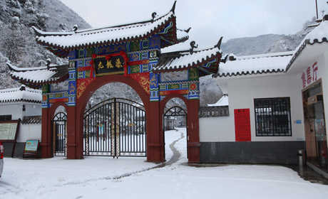 仅91元，享原价113元【十堰】九龙瀑大峡谷景区门票（包含门票+景区交通+保险）十堰市郧阳区南化塘镇和大柳乡接壤的崇山峻岭之中。峡谷地貌独特，民俗民风淳朴，是秦巴风情的唯美典范。