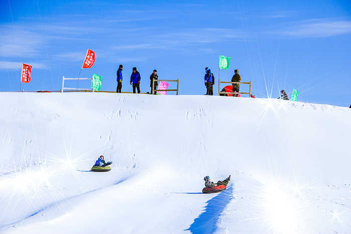 仅99元！享门市价120元的【鄂尔多斯市】鄂尔多斯草原冰雪乐园套票，包含：雪圈、雪车、雪地转转、雪板、冰车、冰上自行车，鄂尔多斯草原民族文化后的精神附着，响应自然与心灵的感召，告别城市，回归草原。
