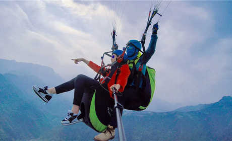 仅780元，享原价800元的【乐山】峨眉山蒲公英滑翔伞俱乐部双人带飞行体验票。游客体验滑翔伞飞行项目，乘客像鹰一样在天空中自由翱翔，览尽大地美景，感受极限刺激。