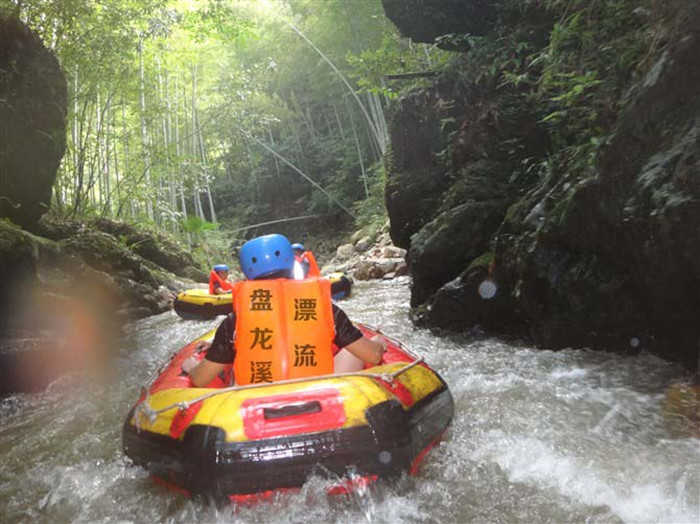 仅135元！享原价195元的【咸宁市】盘龙溪漂流成人门票，通山大幕山盘龙溪漂流有限公司位于国家级风景区九宫山北麓省级森林公园--大幕山森林公园脚下。 方圆2平方公里。