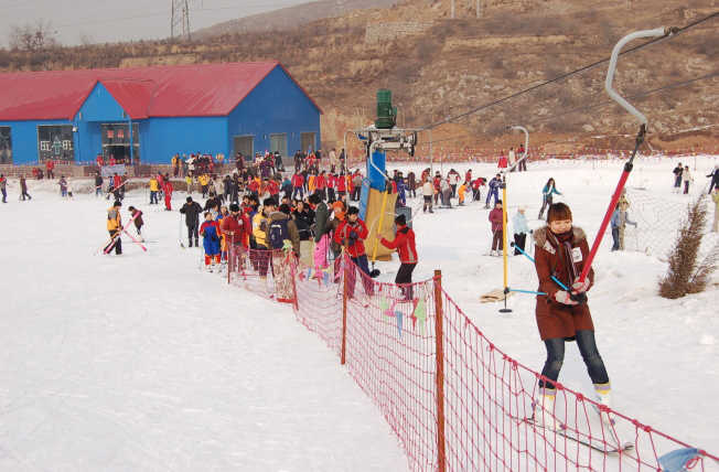 仅29.9元！享门市价39.9元的【石家庄】秦皇古道滑雪场全天滑雪门票，包含：滑雪全天滑雪门票一张，总投资2000万元人民币，滑雪场功能齐全，设施完备，雪场内设有滑雪（草）运动区，娱雪活动区等。