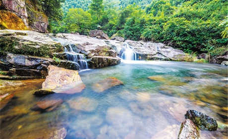 仅48元就享受50元的【南宁市】水锦顺庄旅游景区成人票一张，含：依据现状地形，顺应山体走势散状分布，让游客枕高山、面流水，人、山、水、庄融为一体，达到“天人合一”的至善境界。