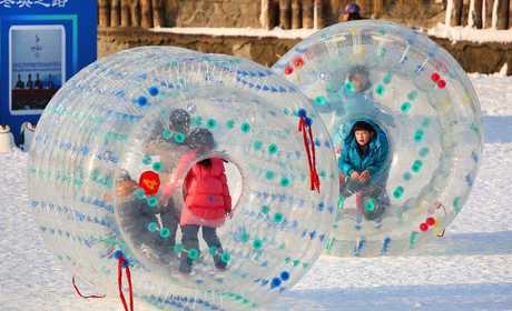 仅80元，享原价100元【乌鲁木齐】植物园冰雪大世界不限时雪圈票，是一家集冰雪娱乐、休闲娱乐、科普教育、运动旅游于一体的冰雪娱乐城