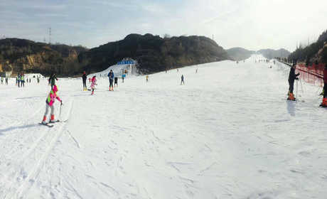 仅9.9元，享原价49元的【太原】曦岭雪山滑雪场不限时滑雪票，让你尽情享受滑雪场带给我们的无线刺激,在这里挑战激情、驰骋在广阔雪域上。