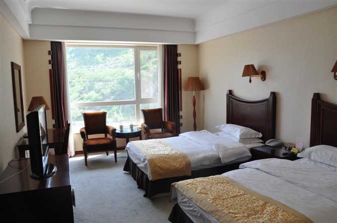 【河北】承德兴隆千华酒店标准间(周五、周六）住宿，酒店属于旅游及商务型酒店，四星级标准，内设有113个标间，6间商务套房，2个总统套房，可同时容纳300人住宿