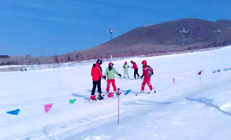 仅160元购买价值180元的【兴安盟】突泉滑雪场高山滑雪2小时节假日票一张，含：雪板，雪鞋，雪仗！主要经营项目包括：滑雪，滑冰，雪地摩托，雪上飞碟，冰上碰碰车，冰上爬犁，等多种项目。