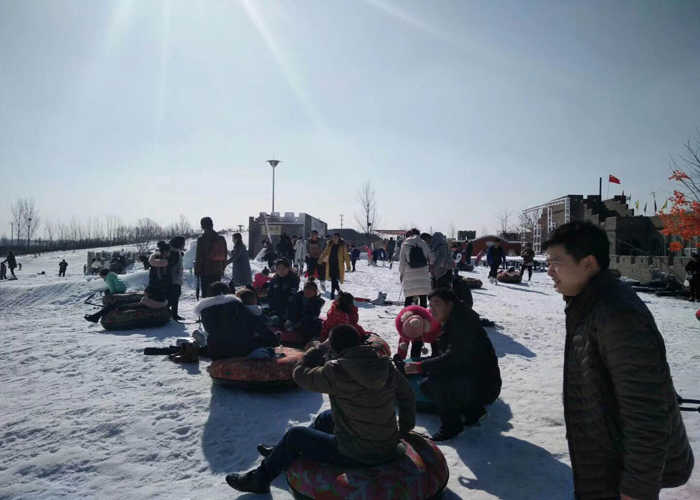 仅78元，享原价120元，【沧州】事竟成滑雪场雪圈/雪板（2选1）不限时周末票，雪道设计合理新颖时尚，可容纳2000人共同滑雪，是冬季户外活动好去处！