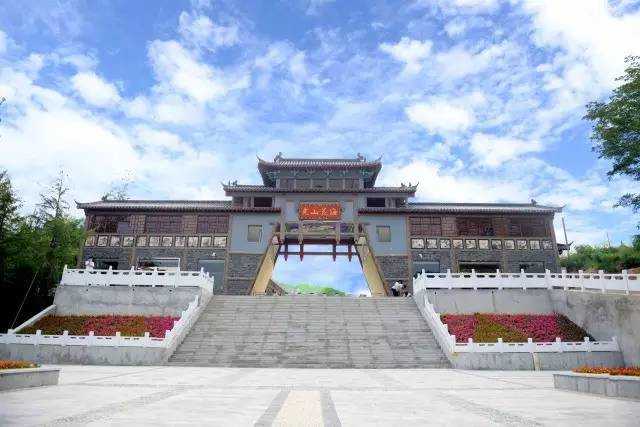 仅40元，享原价60元的【平顶山】鲁山县尧山花海景区成人票，包含：鲁山县尧山花海景区成人票一张（园区有玻璃栈道、百日草、薰衣草、马鞭草、波斯菊等十几品种花草供大家欣赏游玩）；